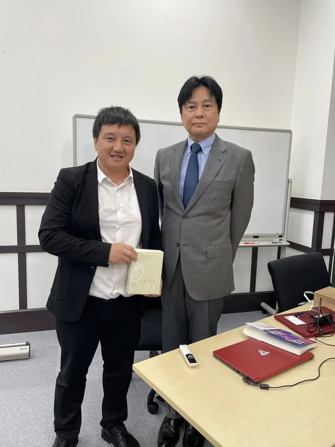 华为同学与德贺芳弘教授 华为同学与德贺芳弘教授