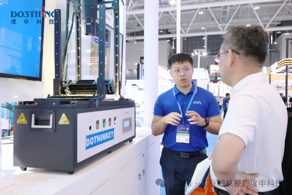 度申销售梅启慧为客户讲解方案