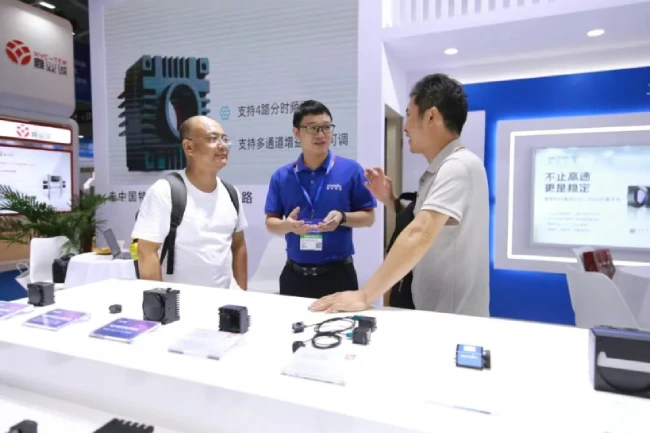 度申销售为客户介绍相机