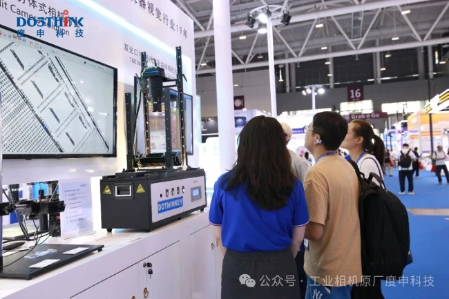 现场销售为客户讲解方案