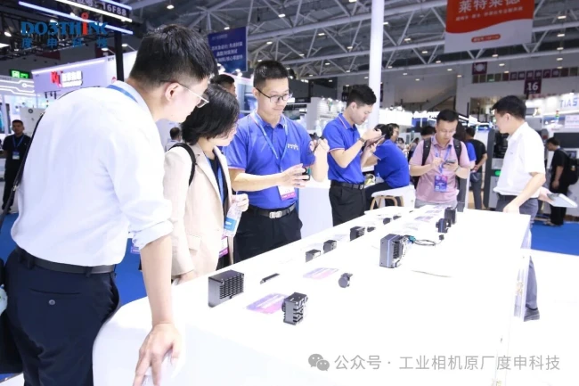 客户在了解展示的相机