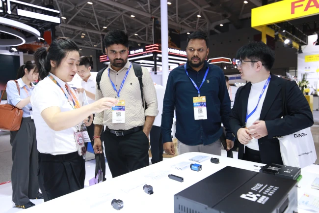 度申科技展位接待海外客户