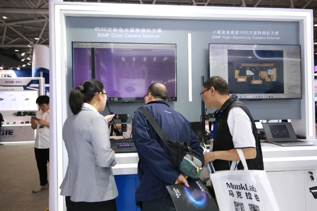 度申销售为客户介绍方案