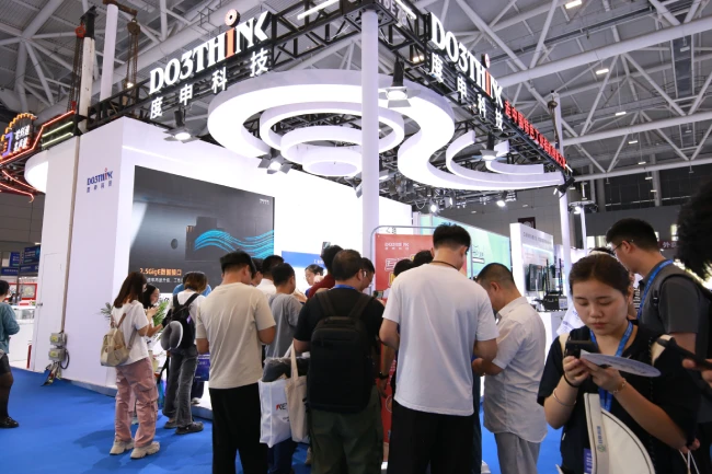 展会众多观众参加活动