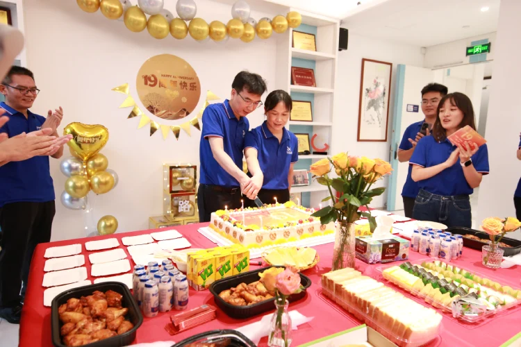 蒋总和夫人一起切蛋糕