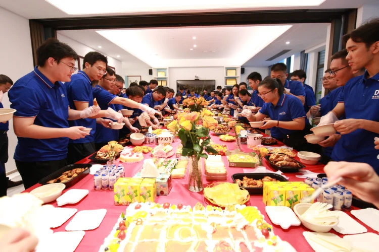 员工们享受美食2