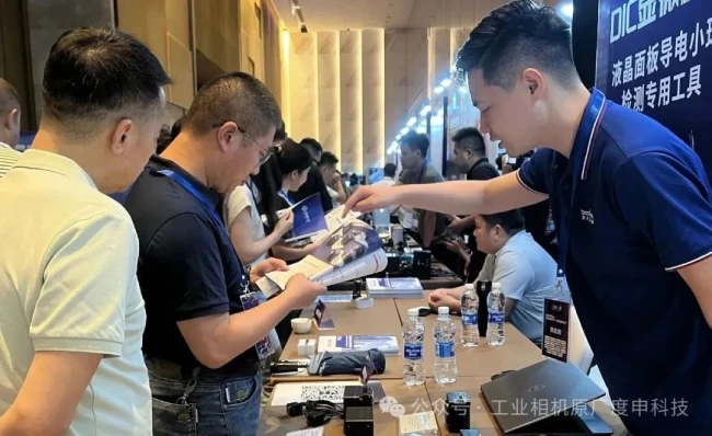 度申人员为客户介绍产品