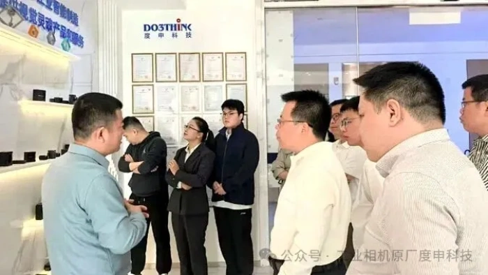 营销副总肖华带领专委会参观公司环境