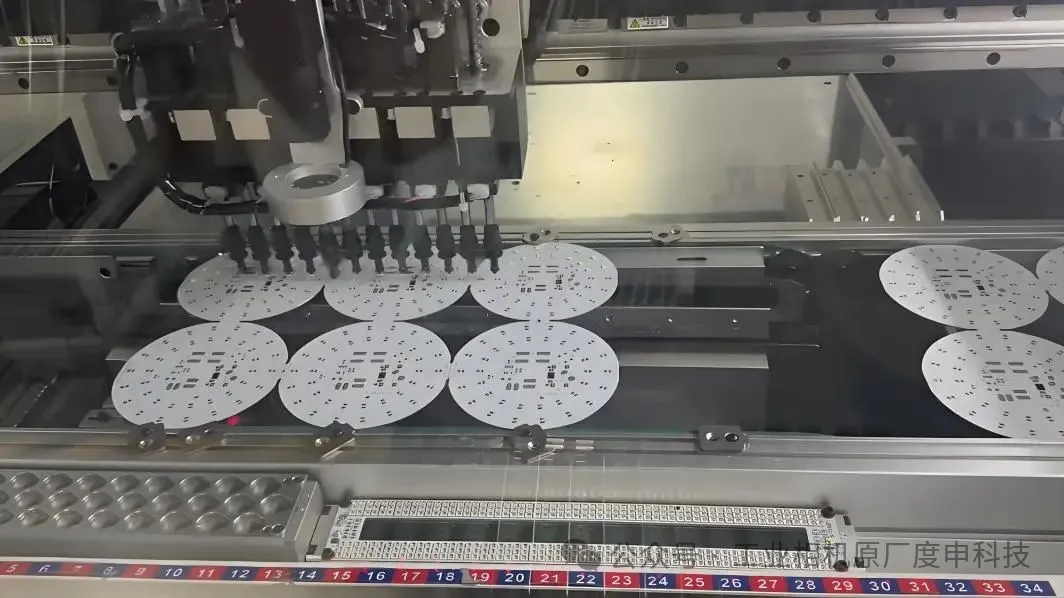 20mm的空间内成功集成8至12台口红相机