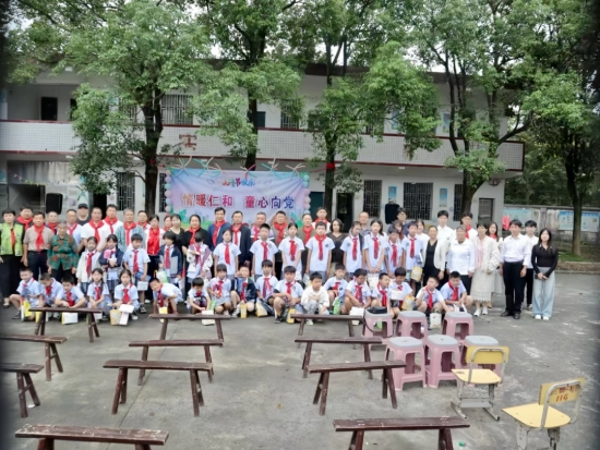 度申科技总经理蒋思远与当地师生及社会各界爱心人士合照