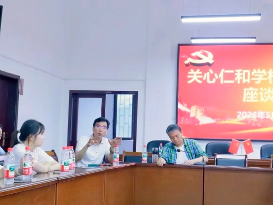 蒋总深入了解了学校办学情况和教师工作环境