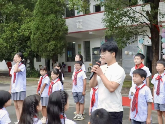 孩子们精心准备的文艺汇演
