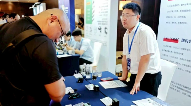 上海VisionCon上客户观看相机