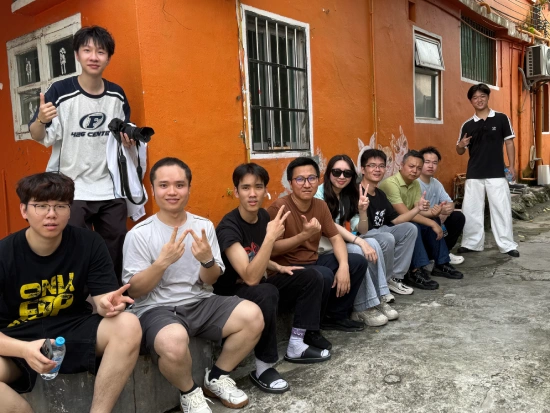 一群人并肩前行